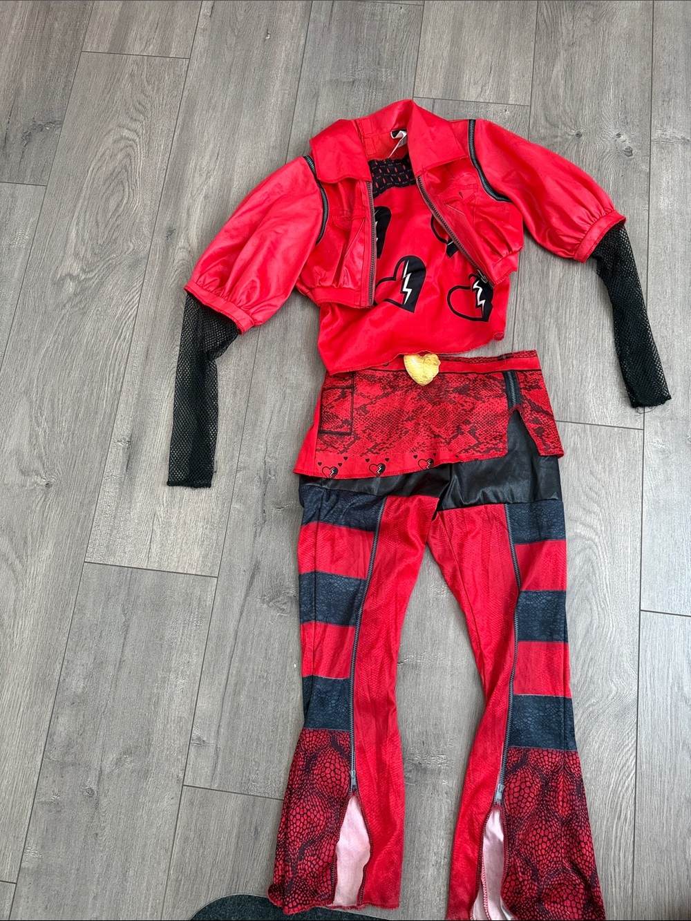 'Red' Costume from Descendants Size 7-8 - Picture 3 of 6
